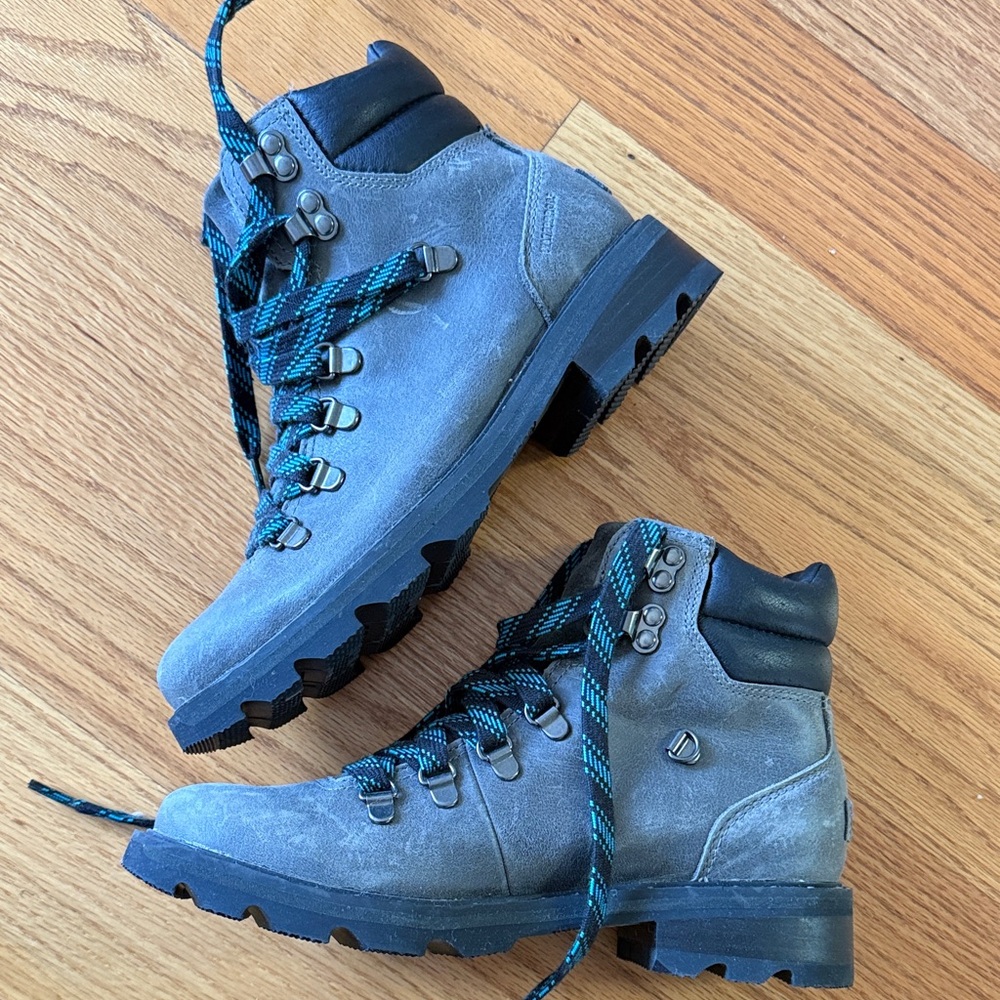 Sorel Gray Winter Boots with Blue Accents